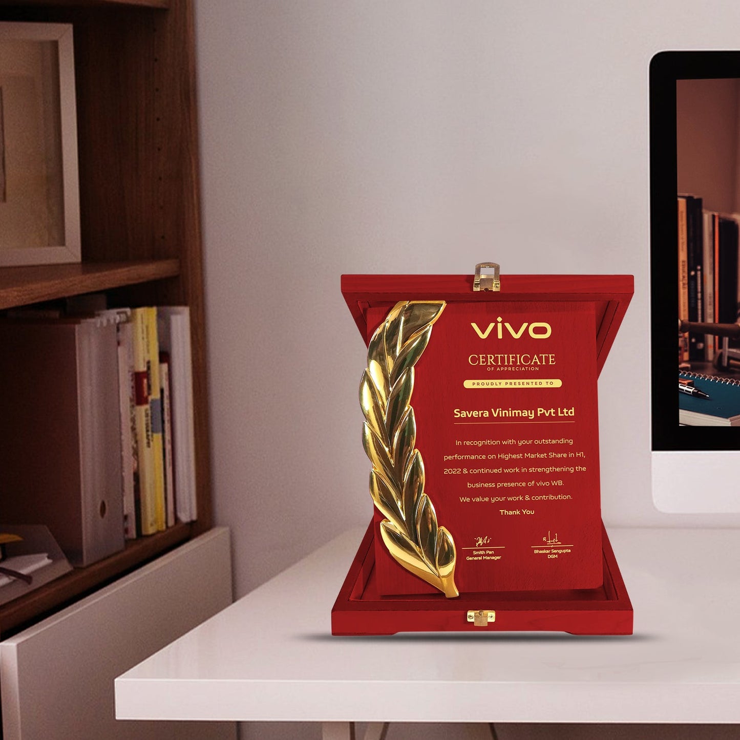 Customized Wooden Memento with Metal Leaf & Matter Printed For Corporate Gifting